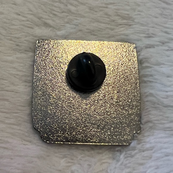 Law and order SVU lapel pin - Picture 3 of 3